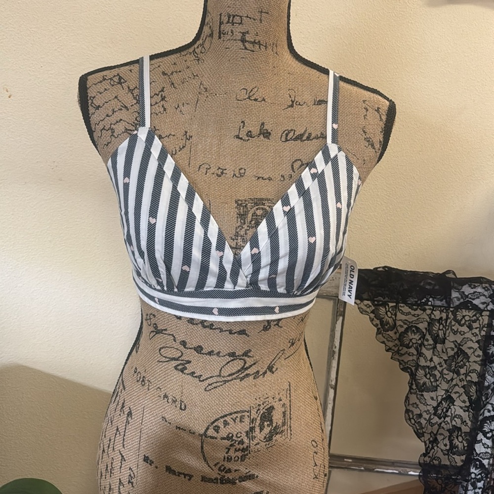 NWT Old Navy bralette with no wires. Lined, made of cotton. Elastic back.💕💓